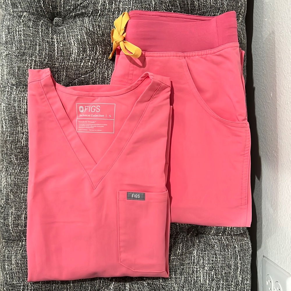 NEON PINK FIG SCRUB TOP & PANT
